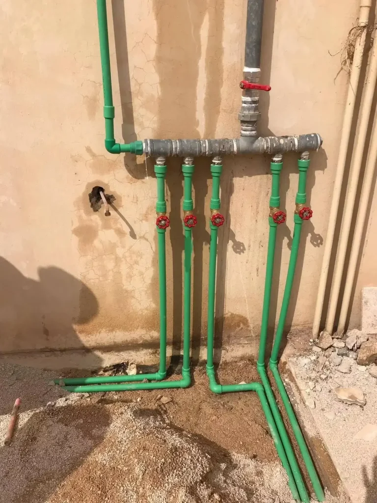 إصلاح خطوط المياه بعد كشف مصدر التسرب